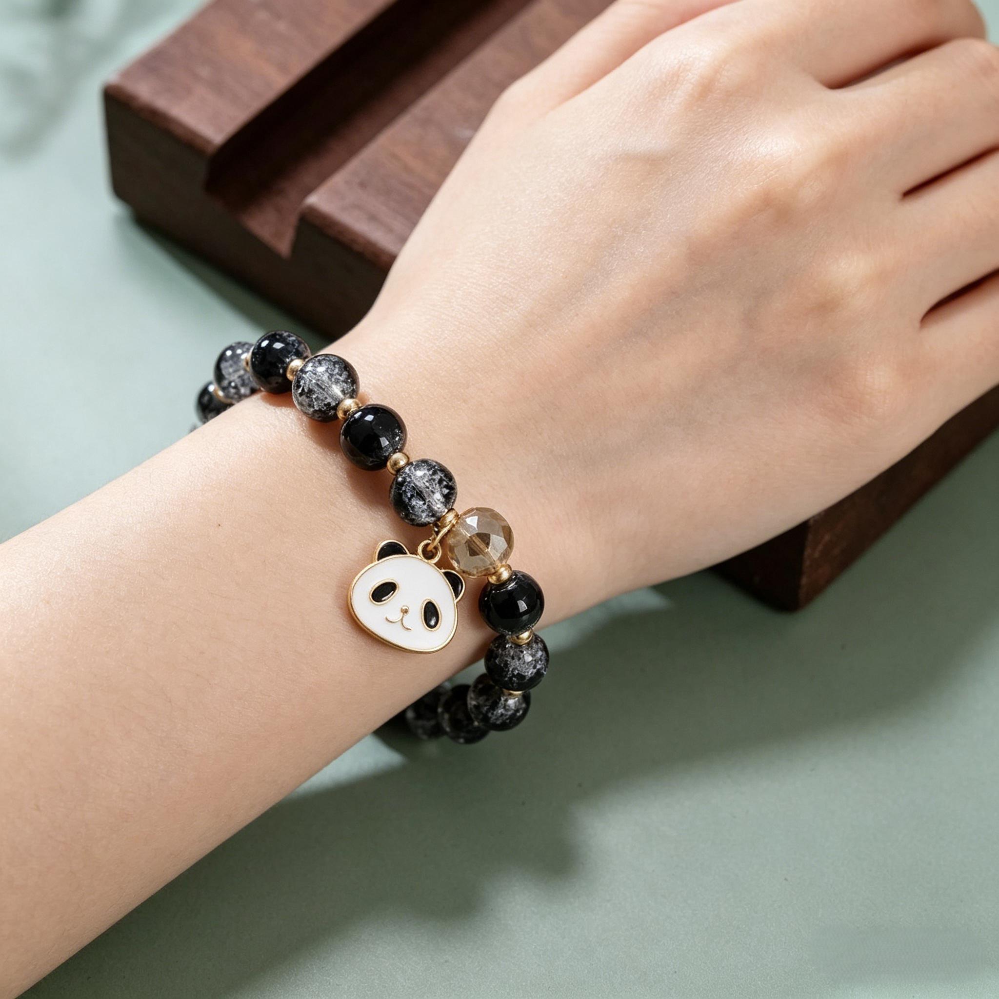 Ilustrasi AI gelang manik hitam dengan loket panda